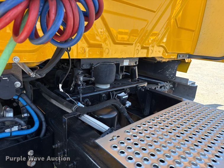 image for item EU2210 2021 International LT625 semi truck