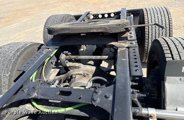 image for item EU2210 2021 International LT625 semi truck