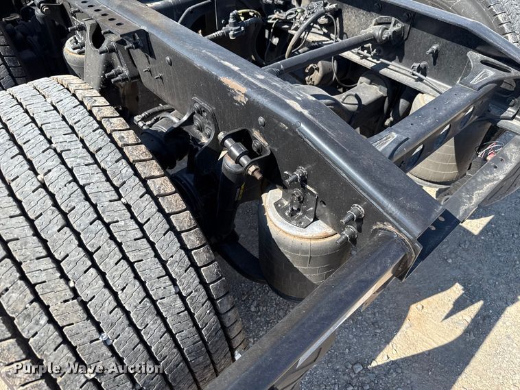 image for item EU2210 2021 International LT625 semi truck