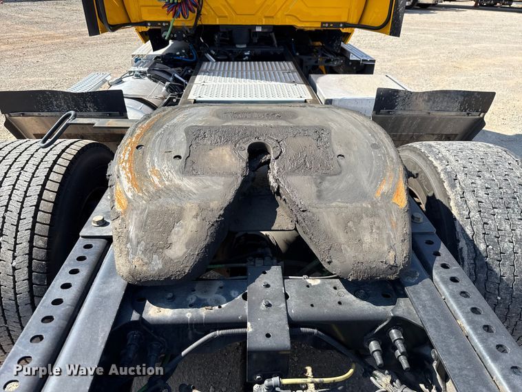 image for item EU2210 2021 International LT625 semi truck