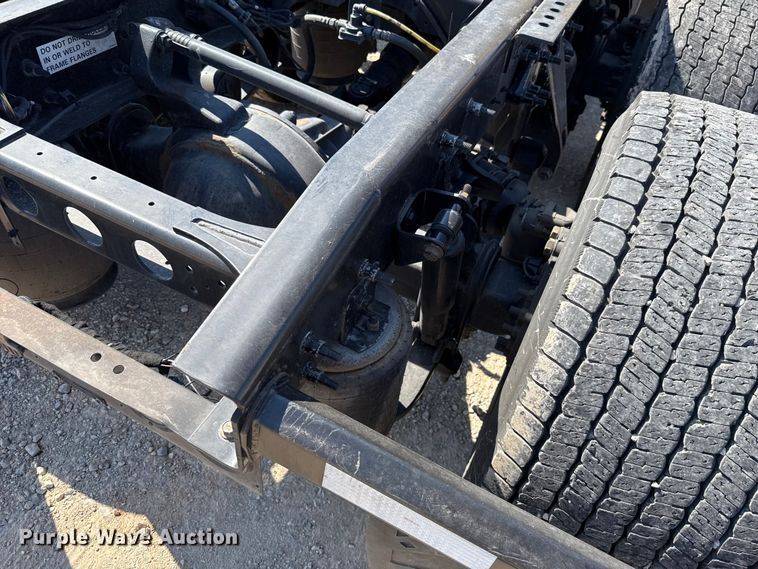 image for item EU2210 2021 International LT625 semi truck