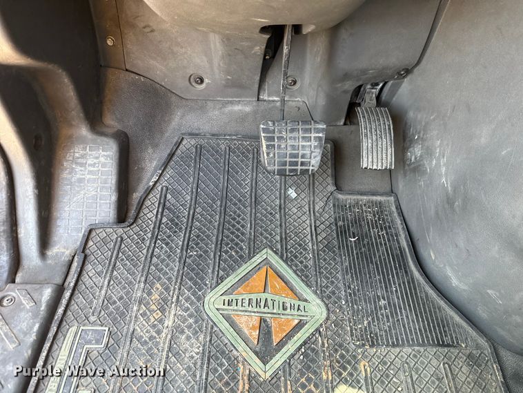 image for item EU2210 2021 International LT625 semi truck