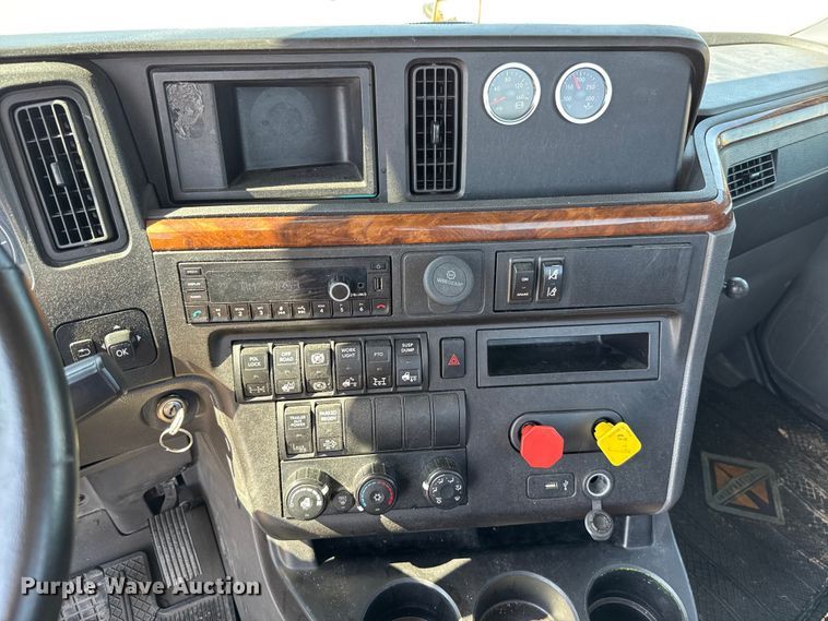 image for item EU2210 2021 International LT625 semi truck