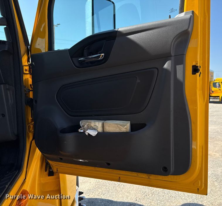 image for item EU2210 2021 International LT625 semi truck