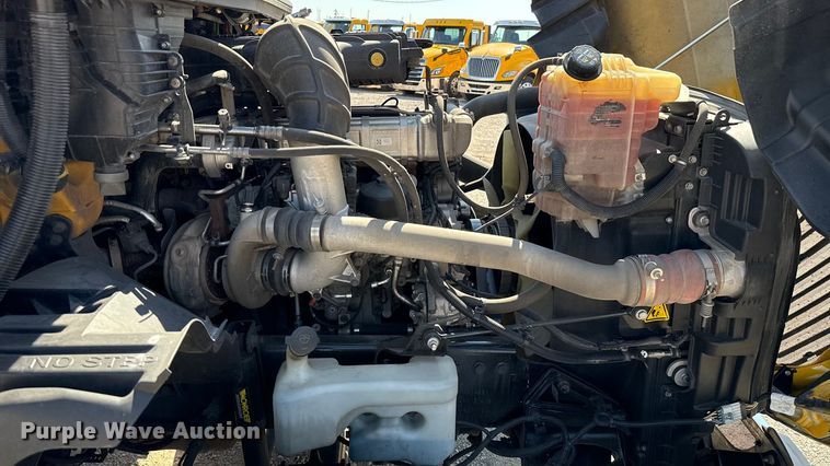 image for item EU2210 2021 International LT625 semi truck