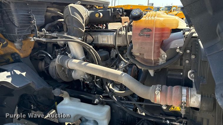 image for item EU2210 2021 International LT625 semi truck