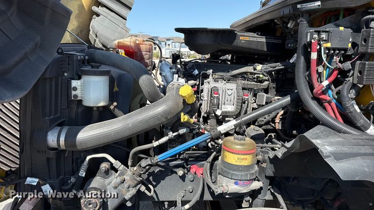 image for item EU2210 2021 International LT625 semi truck