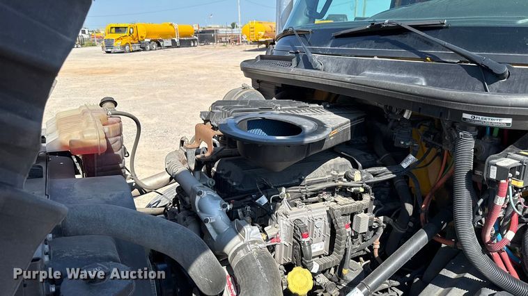 image for item EU2210 2021 International LT625 semi truck