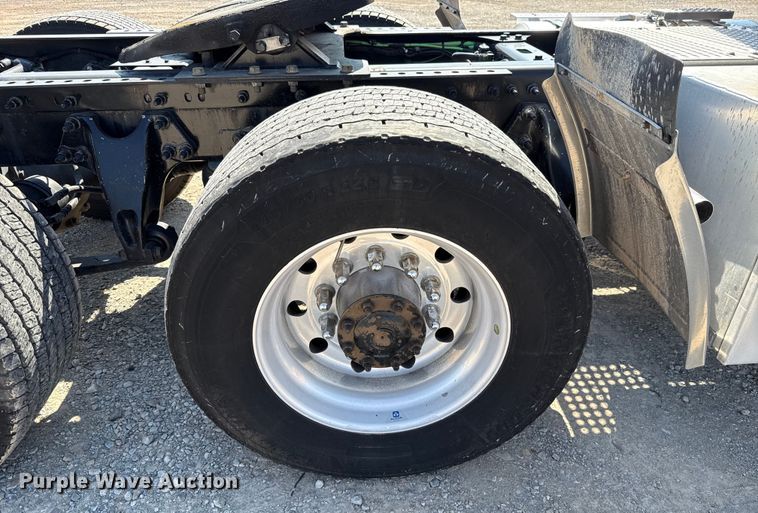 image for item EU2210 2021 International LT625 semi truck