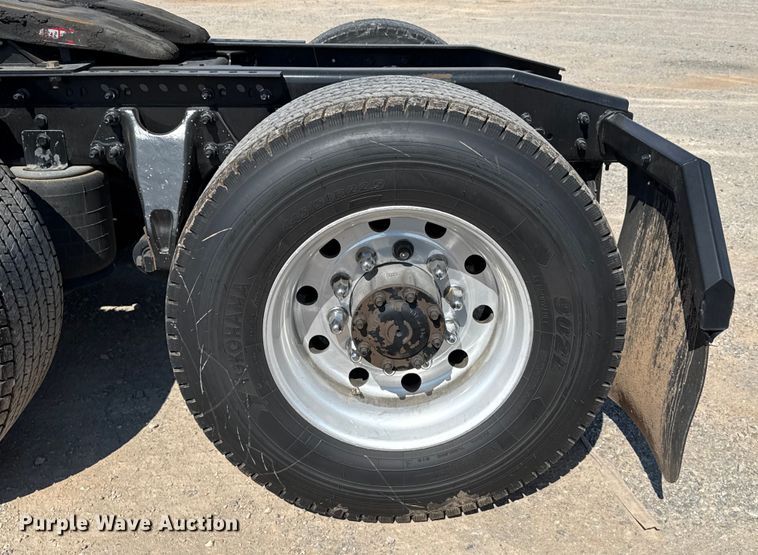 image for item EU2210 2021 International LT625 semi truck