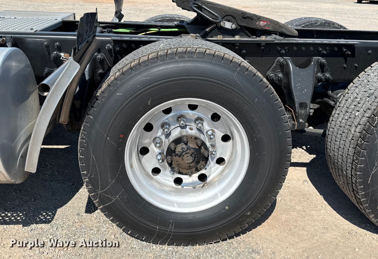 image for item EU2210 2021 International LT625 semi truck