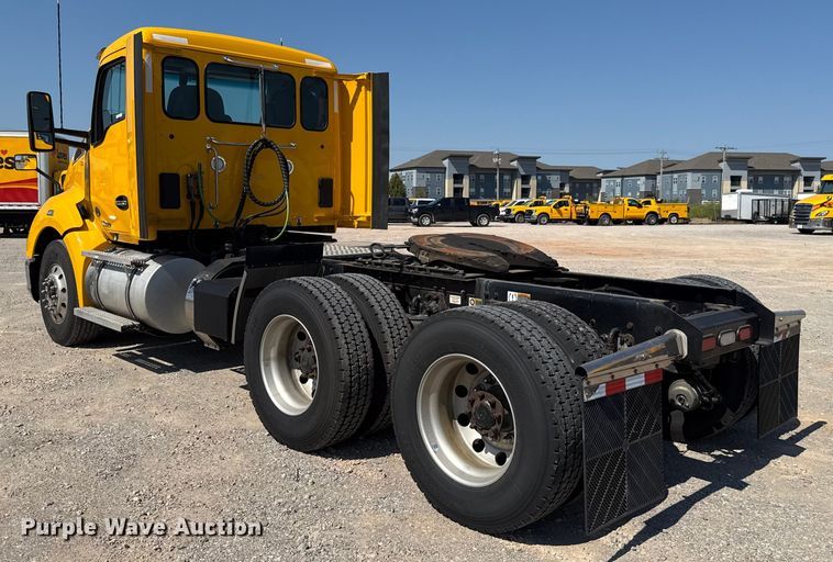 image for item EU2211 2020 Kenworth T680 semi truck