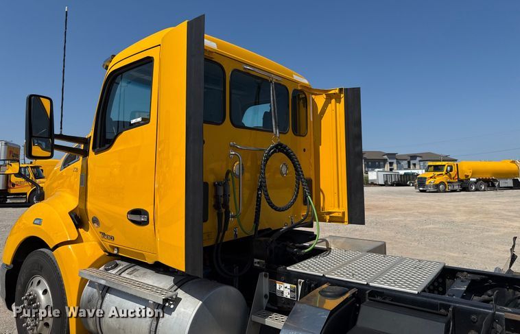 image for item EU2211 2020 Kenworth T680 semi truck