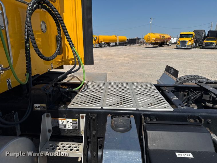 image for item EU2211 2020 Kenworth T680 semi truck