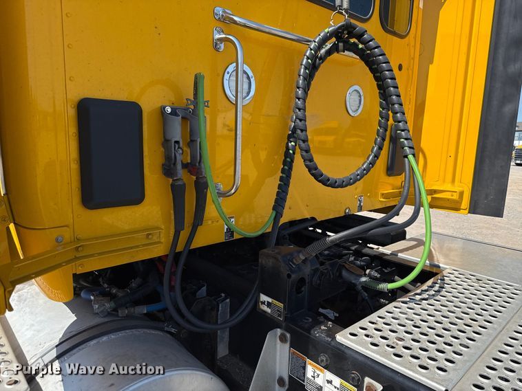 image for item EU2211 2020 Kenworth T680 semi truck