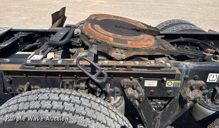 image for item EU2211 2020 Kenworth T680 semi truck