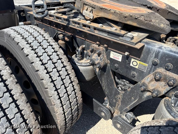 image for item EU2211 2020 Kenworth T680 semi truck