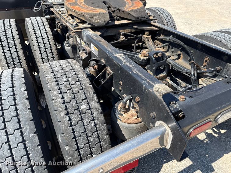 image for item EU2211 2020 Kenworth T680 semi truck