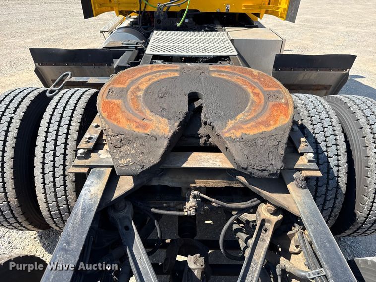 image for item EU2211 2020 Kenworth T680 semi truck