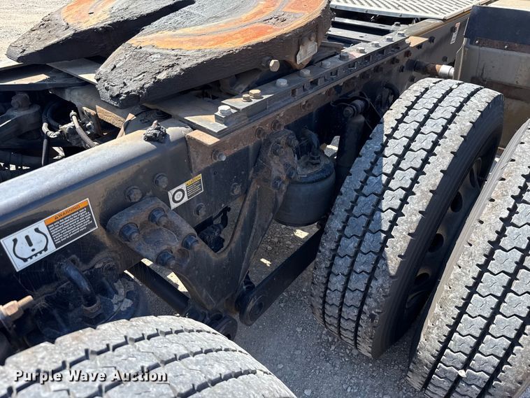 image for item EU2211 2020 Kenworth T680 semi truck