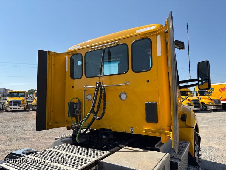 image for item EU2211 2020 Kenworth T680 semi truck