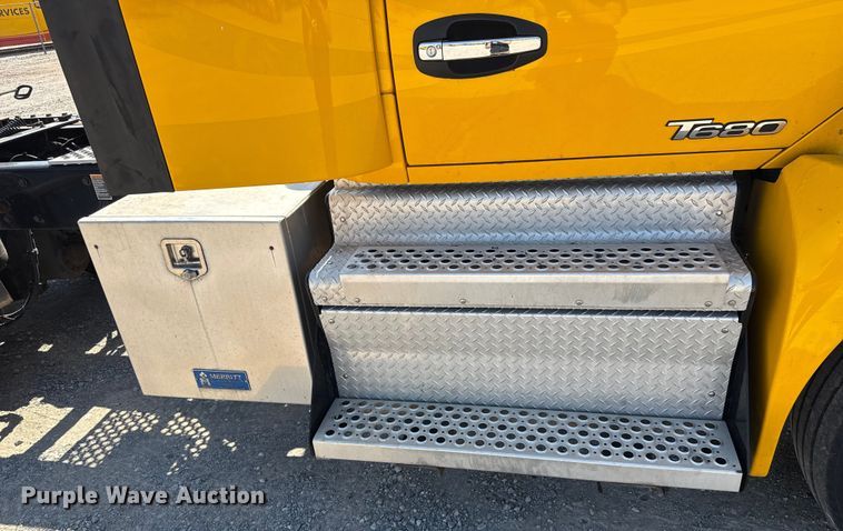 image for item EU2211 2020 Kenworth T680 semi truck