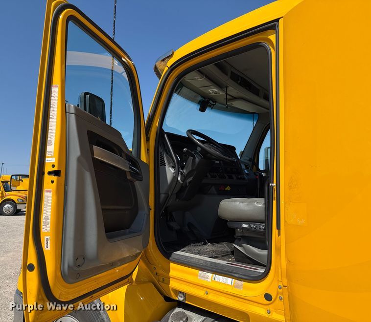 image for item EU2211 2020 Kenworth T680 semi truck