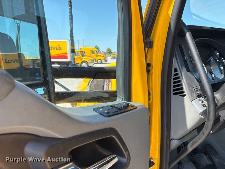 image for item EU2211 2020 Kenworth T680 semi truck