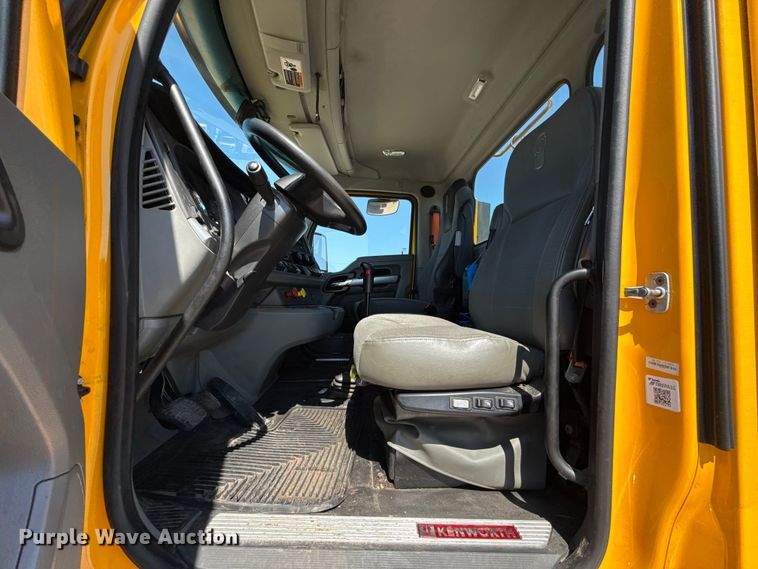 image for item EU2211 2020 Kenworth T680 semi truck