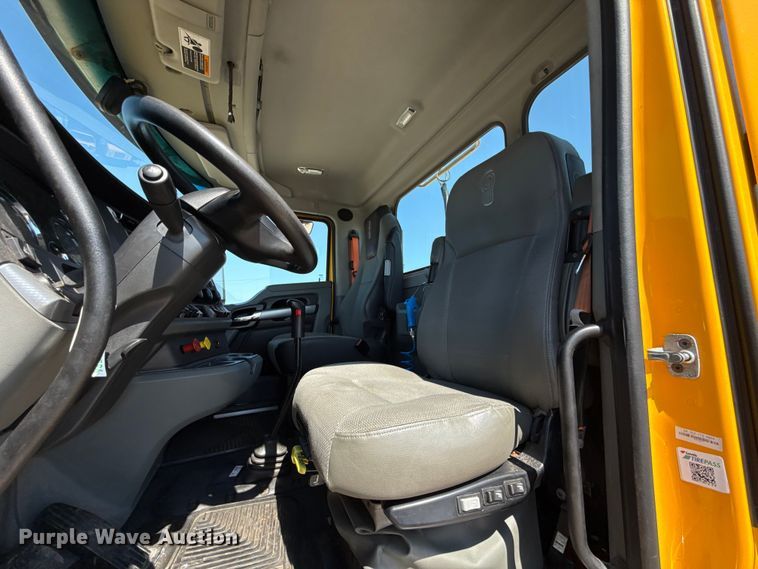 image for item EU2211 2020 Kenworth T680 semi truck