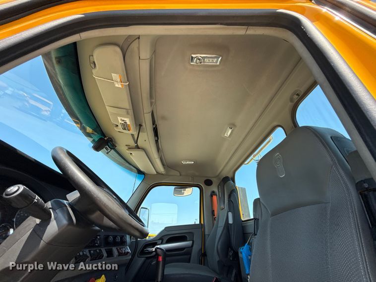 image for item EU2211 2020 Kenworth T680 semi truck