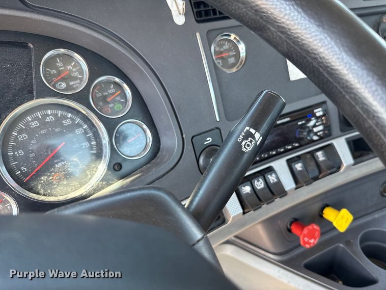 image for item EU2211 2020 Kenworth T680 semi truck