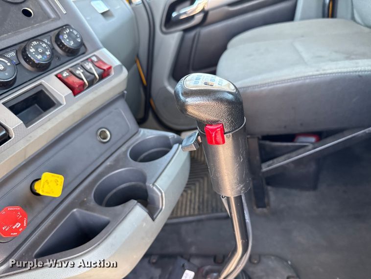 image for item EU2211 2020 Kenworth T680 semi truck