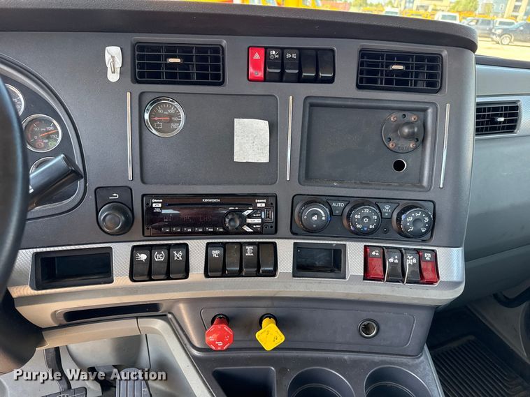 image for item EU2211 2020 Kenworth T680 semi truck