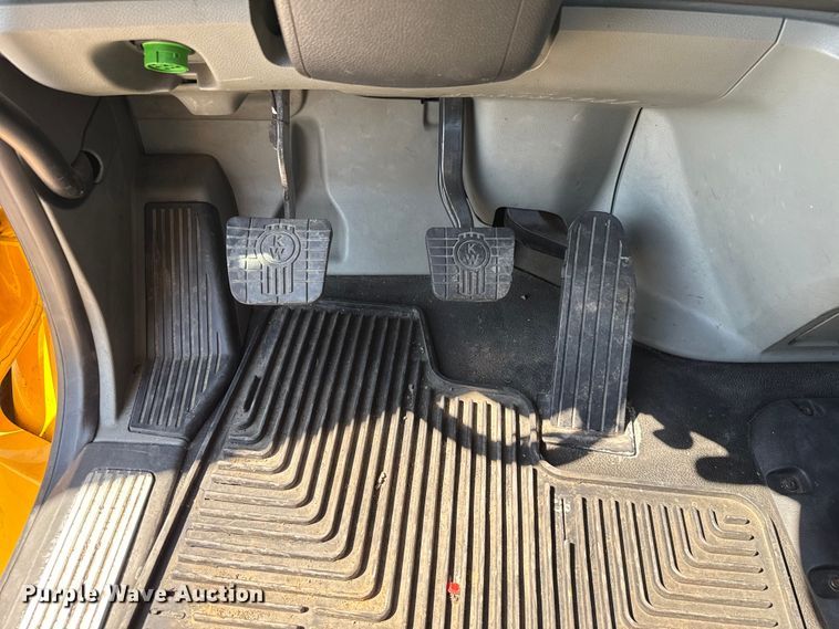 image for item EU2211 2020 Kenworth T680 semi truck