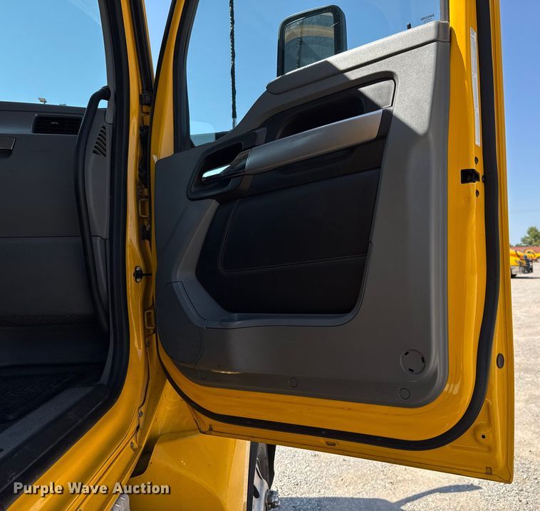 image for item EU2211 2020 Kenworth T680 semi truck