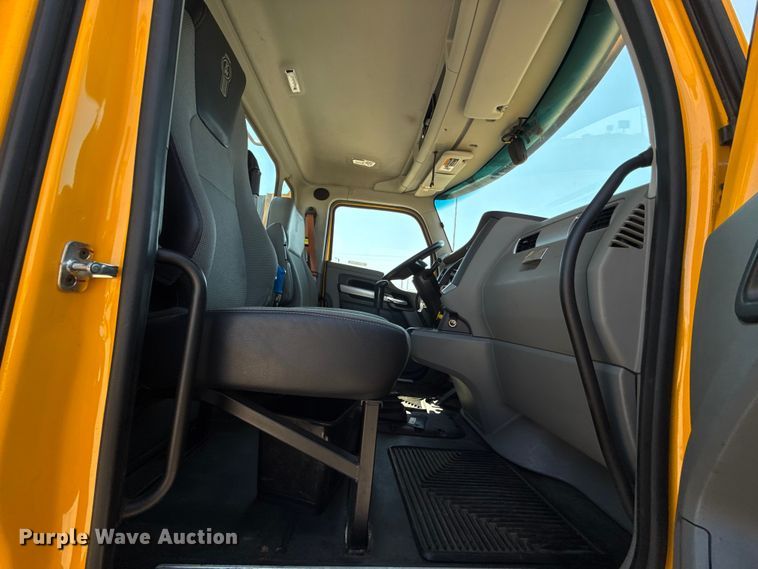 image for item EU2211 2020 Kenworth T680 semi truck