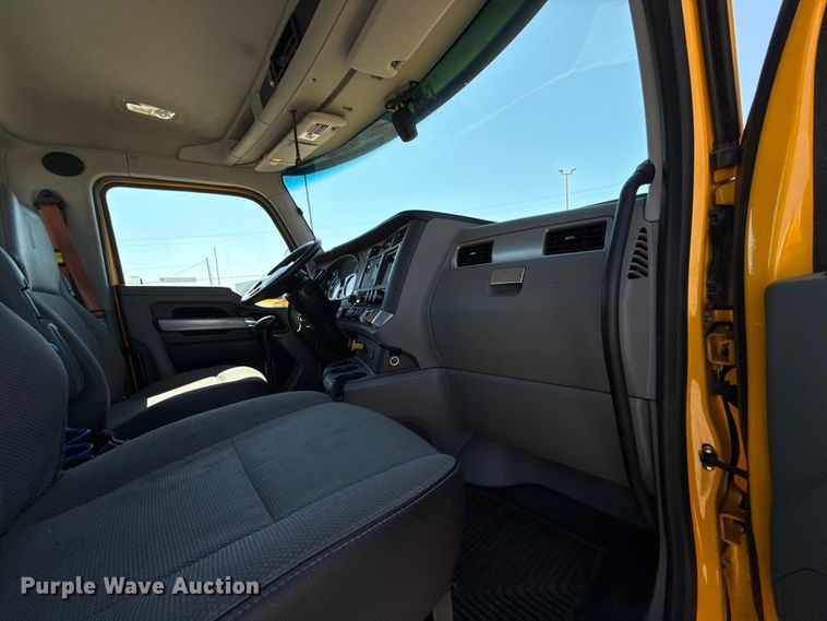 image for item EU2211 2020 Kenworth T680 semi truck