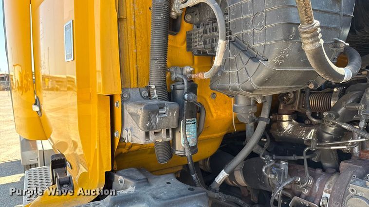 image for item EU2211 2020 Kenworth T680 semi truck