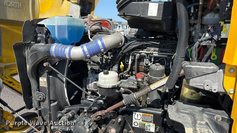 image for item EU2211 2020 Kenworth T680 semi truck