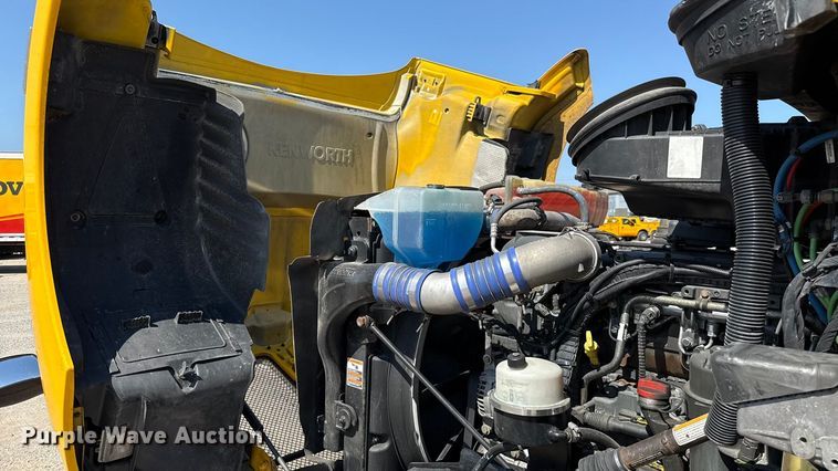 image for item EU2211 2020 Kenworth T680 semi truck