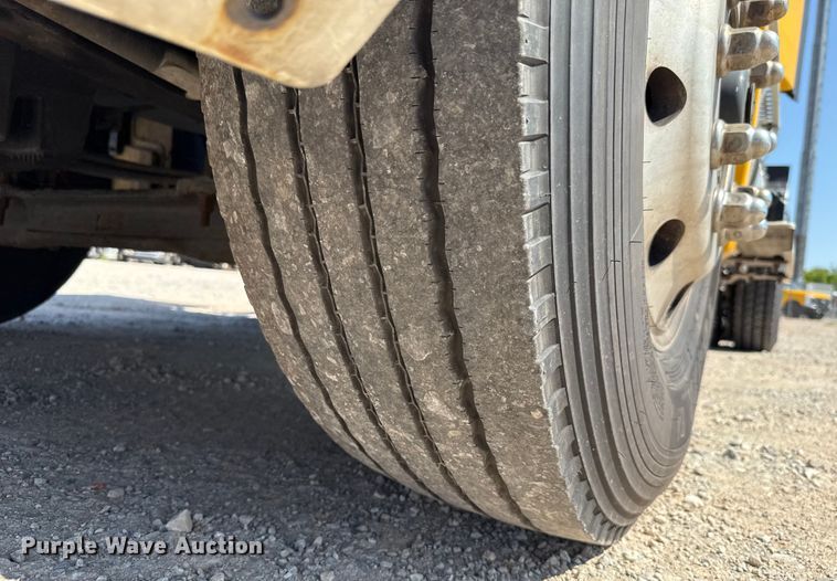 image for item EU2211 2020 Kenworth T680 semi truck