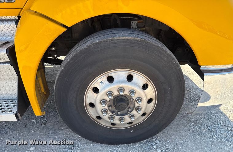 image for item EU2211 2020 Kenworth T680 semi truck