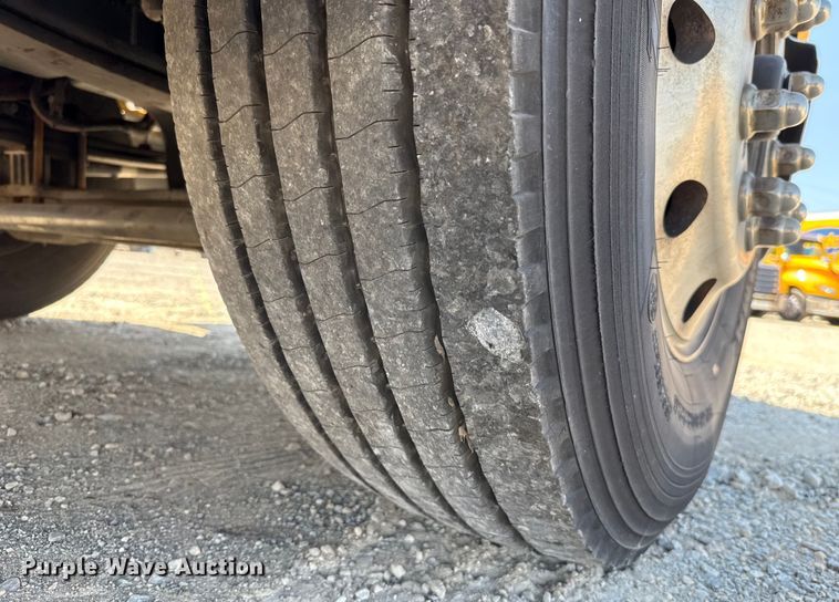 image for item EU2211 2020 Kenworth T680 semi truck