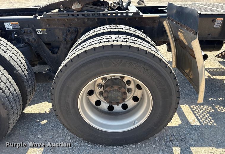 image for item EU2211 2020 Kenworth T680 semi truck