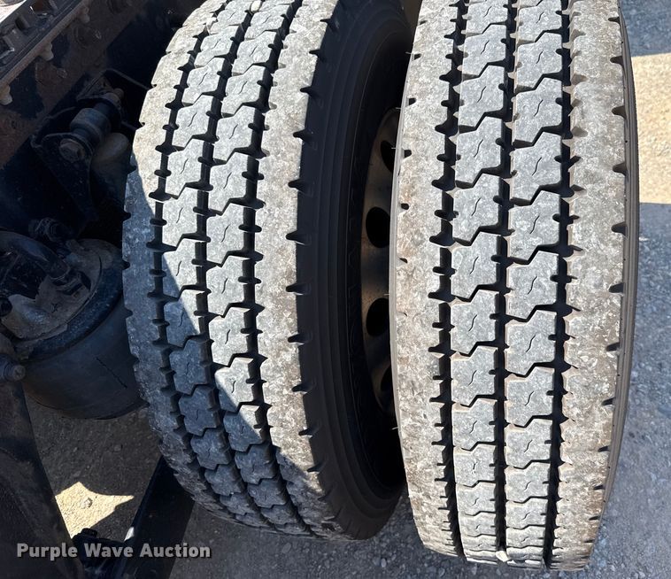 image for item EU2211 2020 Kenworth T680 semi truck