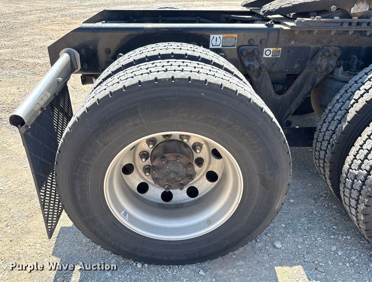 image for item EU2211 2020 Kenworth T680 semi truck