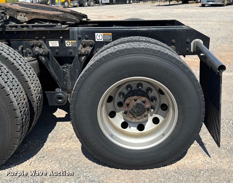 image for item EU2211 2020 Kenworth T680 semi truck