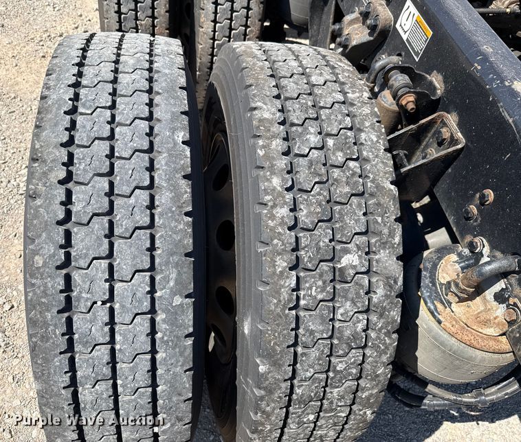 image for item EU2211 2020 Kenworth T680 semi truck