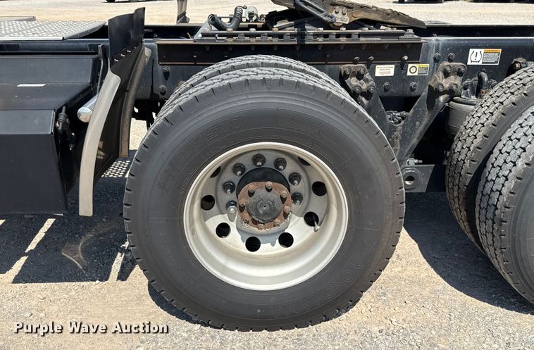 image for item EU2211 2020 Kenworth T680 semi truck